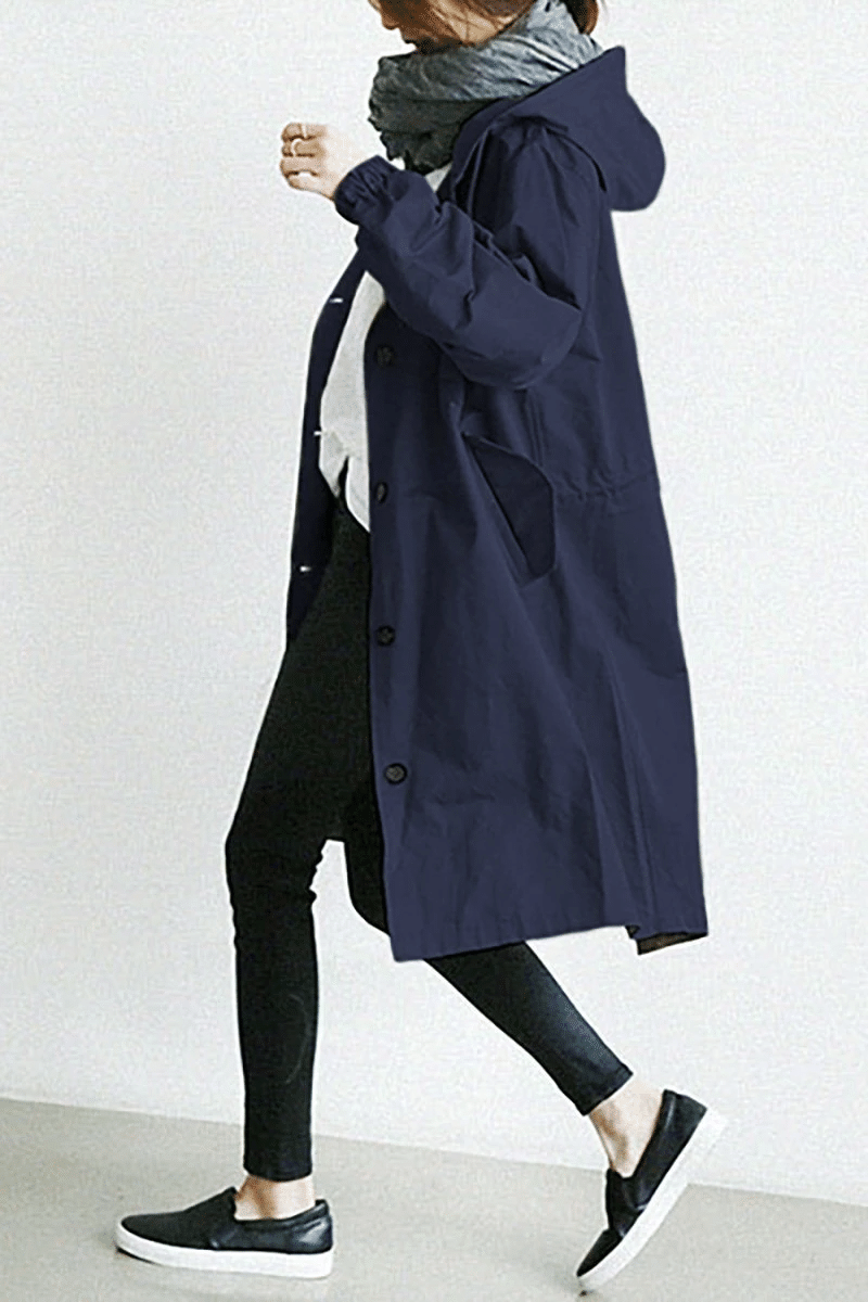 Die Windjacke mit Knöpfen und Kapuze für Damen