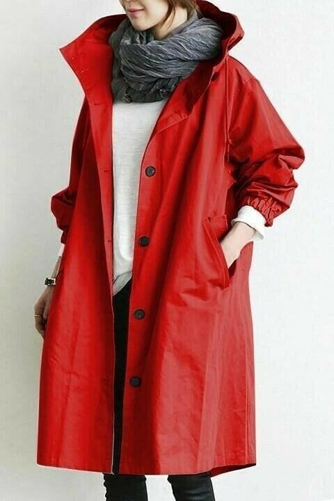 Die Windjacke mit Knöpfen und Kapuze für Damen
