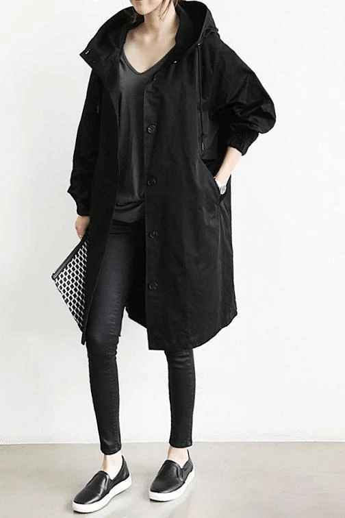 Die Windjacke mit Knöpfen und Kapuze für Damen