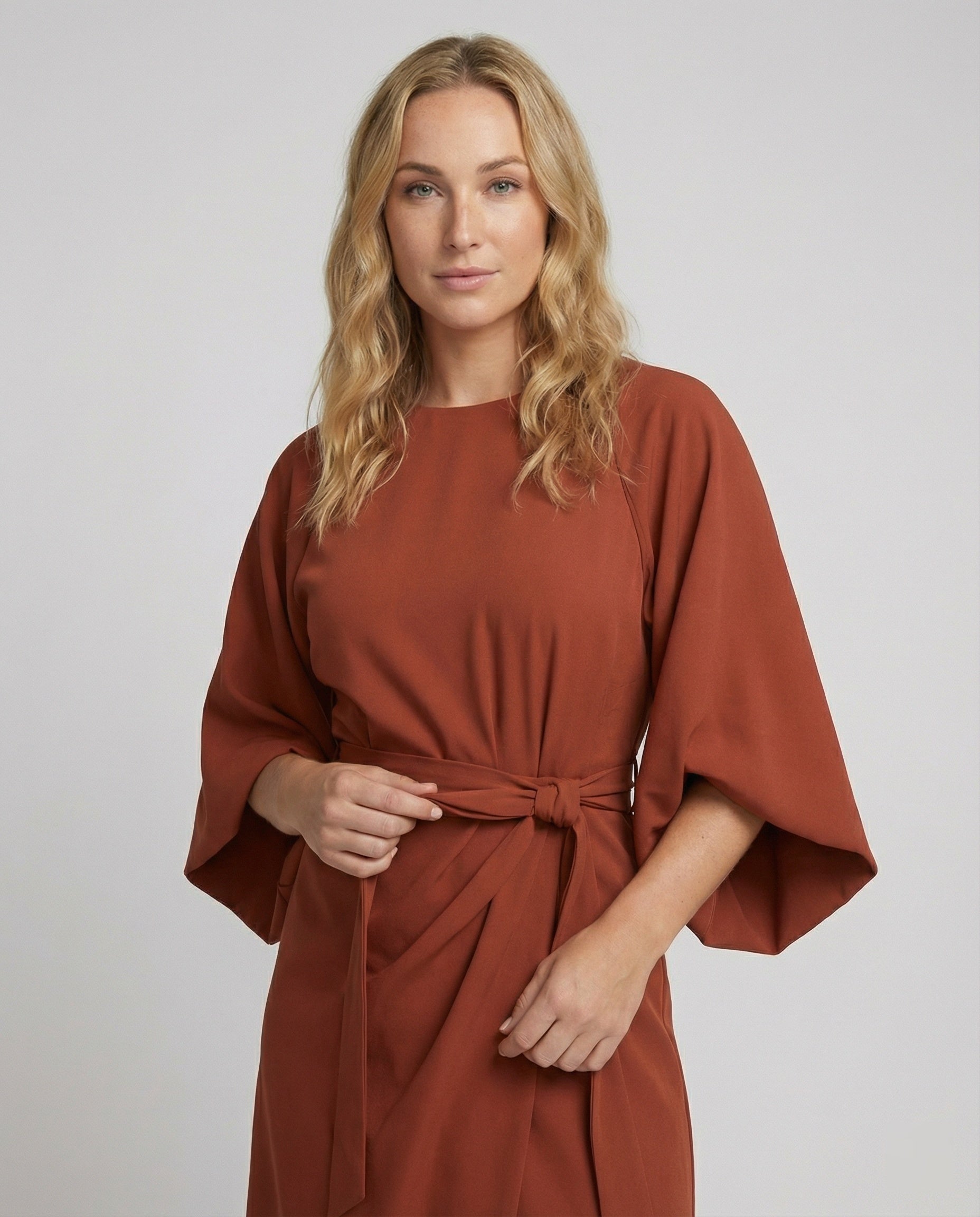 Elegantes Kleid mit Laternenärmeln und Gürtel