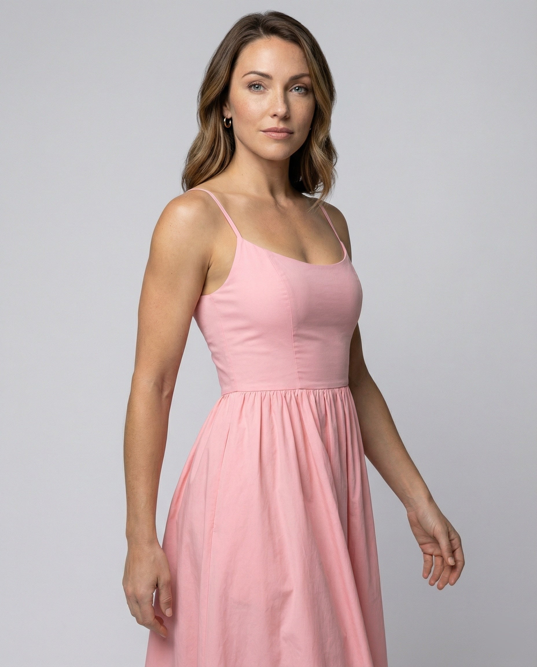 Einfarbiges Kleid mit U-Ausschnitt und Strapsen