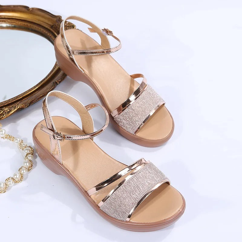 Orthopädische Sandalen mit Keilabsatz