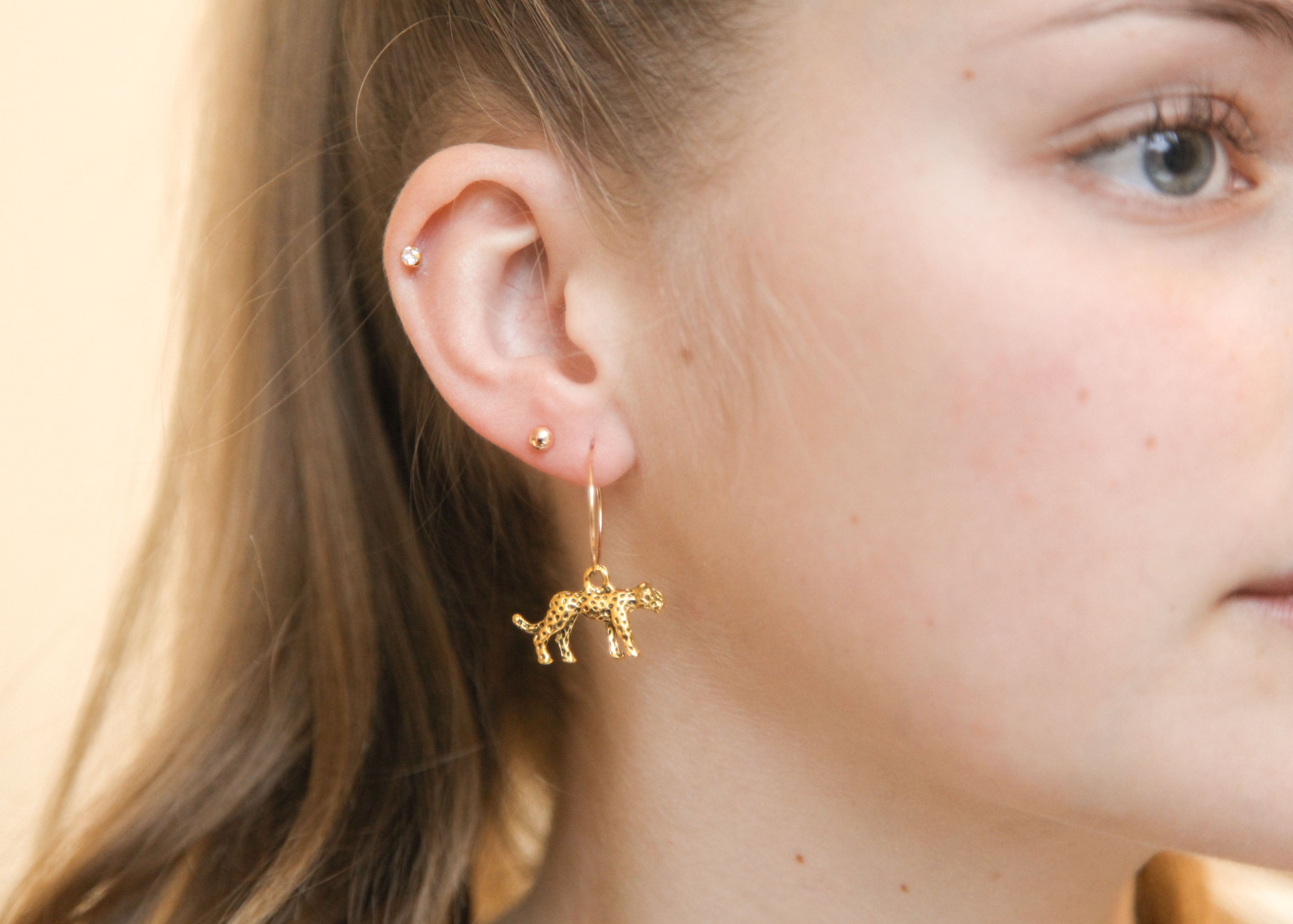 Vergoldete Creolen mit Leopard-Anhängern – elegante goldfarbene Ohrringe | Shop Nory