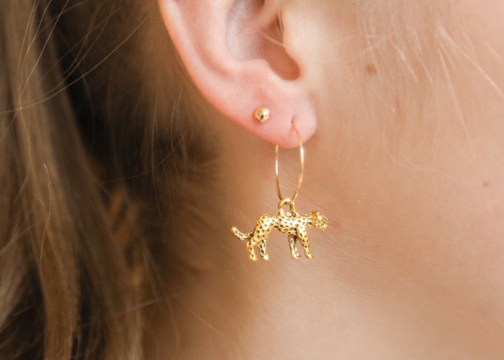 Vergoldete Creolen mit Leopard-Anhängern – elegante goldfarbene Ohrringe | Shop Nory