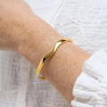 Well-shaped bangle made of gold-colored stainless steel – Adjustable & waterproof | Shop Nory