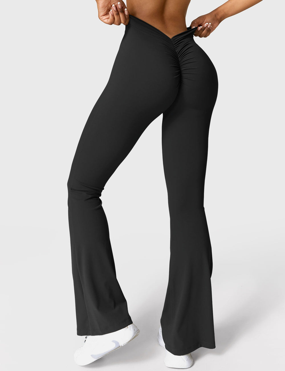 Ausgestellte Leggings mit V-Ausschnitt