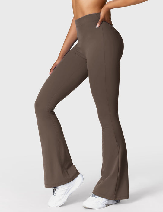 Ausgestellte Leggings mit V-Ausschnitt