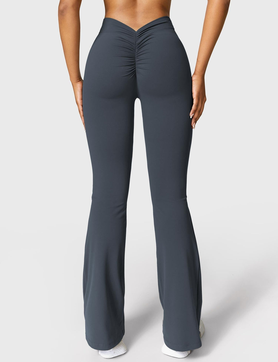 Ausgestellte Leggings mit V-Ausschnitt