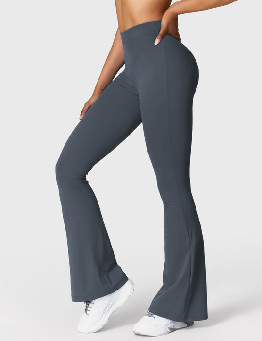 Ausgestellte Leggings mit V-Ausschnitt