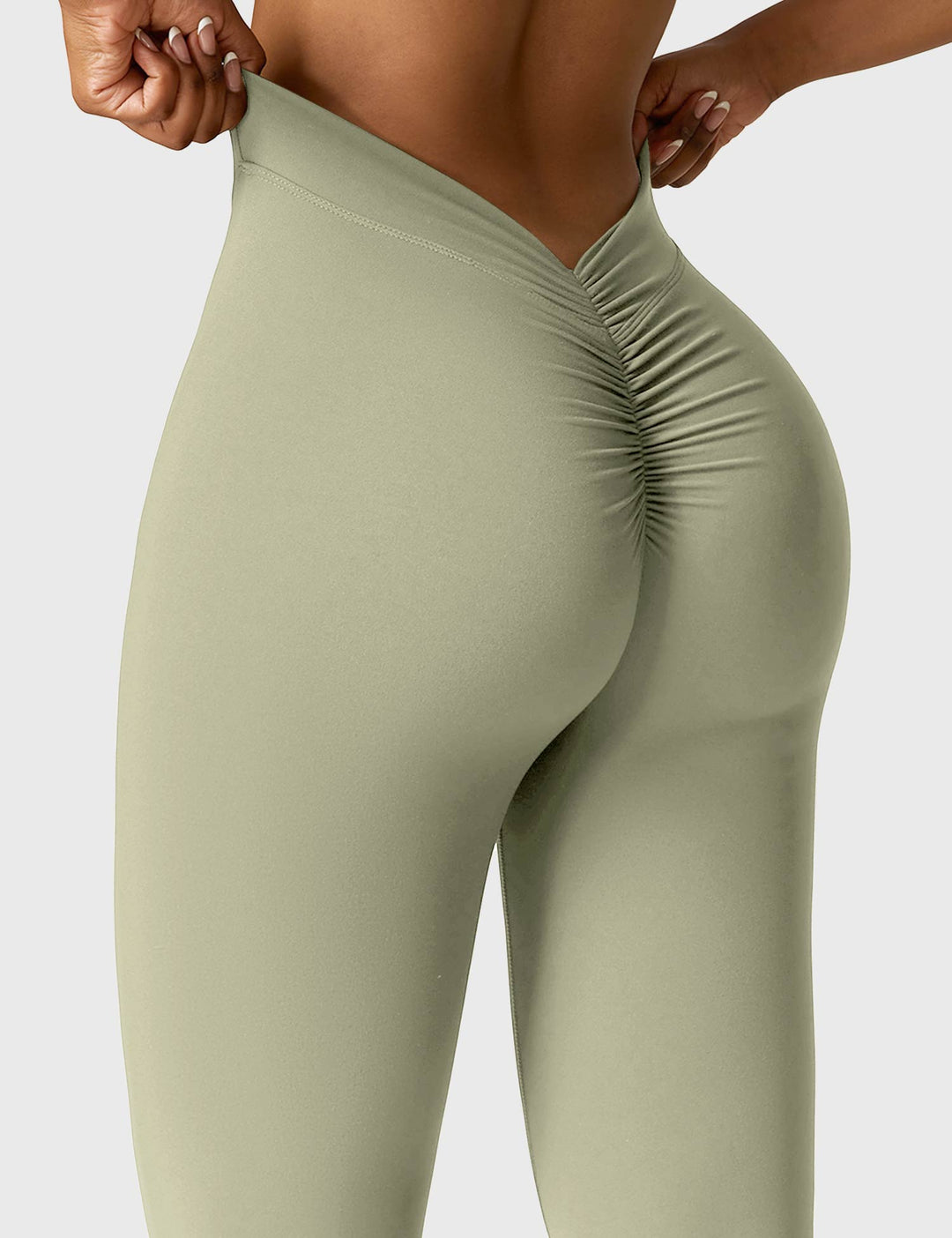 Ausgestellte Leggings mit V-Ausschnitt