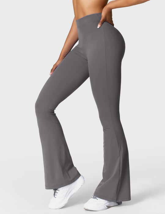 Ausgestellte Leggings mit V-Ausschnitt